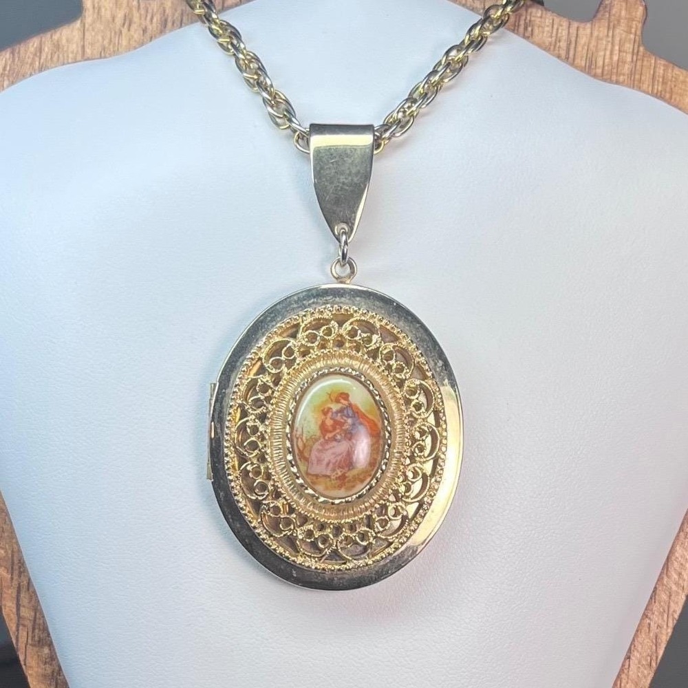 Vtg Fragonard Courting Couple Oval Filigree Locket Necklace Gold Tone 24" Chain